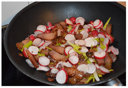 Fry Chinese Hunan preserved pork with vegetables.