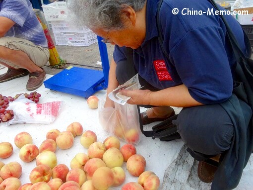 China Local Street Market Peach