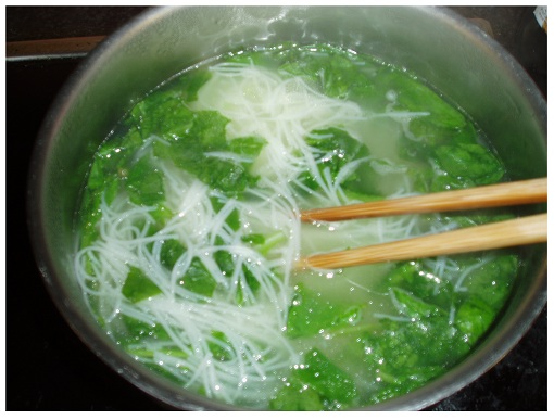 Cook Chinese Spinach and Rice Noodle.