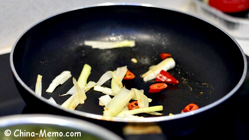 Chinese Cooking Fry Red Chili & Leek