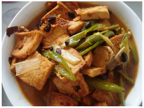 Chinse white tofu with green chilli and black beans.