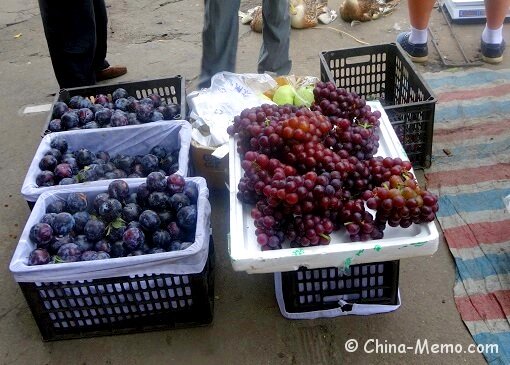 China Local Street Market Plums Grapes